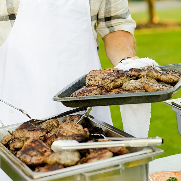 Maitrisez l'Art de la Grillade: Sélection et Utilisation des Meilleurs Accessoires de Cuisson pour Votre Cuisine Extérieure